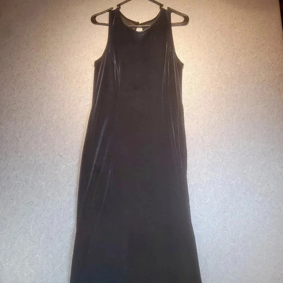 Source Unknown Dresses & Skirts - Women's Black Velvet Full Length Sleeveless Gown CK MEASUREMENTS